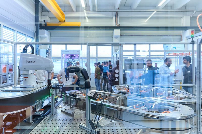 «Open Doors» im «automationLAB» von B&R Schweiz in Frauenfeld mit grossem Andrang. (Bild: Pfeiffer Photodesign)