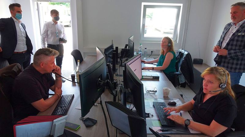 Durch die Digitalisierung ist es möglich, Back-Office-Tätigkeiten für viele Betriebe an einem Ort zu zentralisieren. Senger nutzt diese Möglichkeiten vorbildlich. (Bild: Rosenow/»kfz-betrieb«)