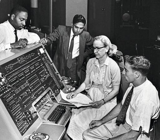 Grace Hopper 1957 an einem UNIVAC-Computer. (Bild: Grace Hopper and UNIVAC / Unknown author / CC BY / en.wikipedia.org)