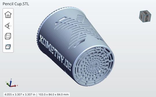 Die Herstellungskosten dieses Stifthalters konnten durch das Design um sieben Prozent gesenkt werden: Im Boden des Halters sind Löcher eingeplant, wodurch weniger Material verwendet und die Herstellung beschleunigt wird.(Bild:  Xometry Europe)