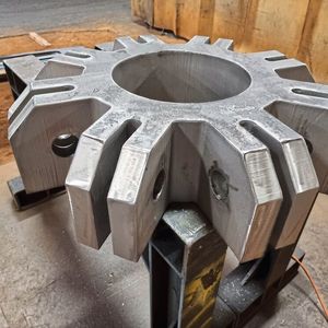 Aus 270 Millimeter dickem Feinkornbaustahl S690 QL1 fertigte Jebens drei verschiedene Brennteile für den Prototyp des Wellenenergiekonverters C4, darunter auch dieses Bauteil.(Bild:  Jebens GmbH)