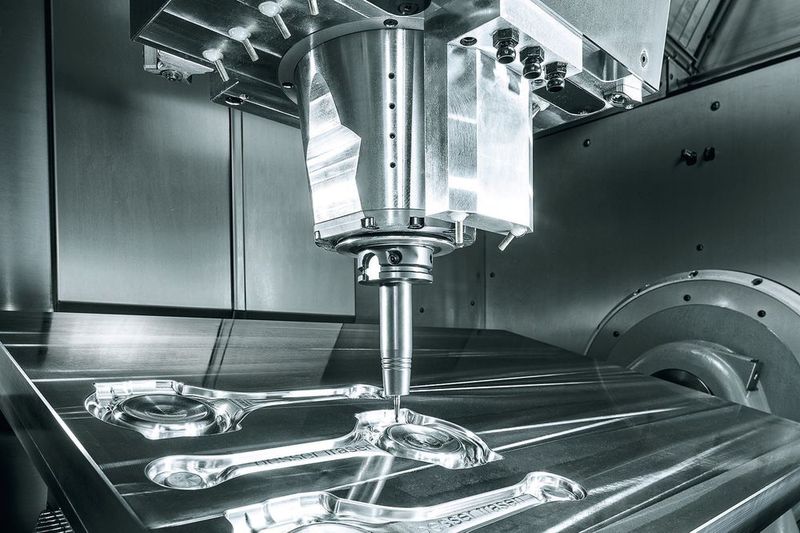 Innenansicht der C 650 aus der Performance-Line Baureihe: Bearbeitung eines Pleuel. (Hermle)