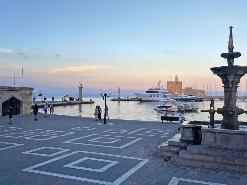Am zweiten Abend startet die Rhodos-Erkundungstour mit dem Bus. Hier der Hafen, an dem der Koloss von Rhodos stand. (Bild: Vogel IT-Medien GmbH)