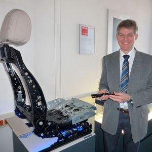 „Elektrisch gesteuert fährt die Fersenstütze im Fahrzeugsitz auf einer von uns entwickelten Linearführungs-Baugruppe ein und aus“, erläutert Marketingmanager Daniel Hoefer. „Die gemeinsam mit dem Kunden definierten Schnittstellen zur Anbindung an die Sitzstruktur und die Antriebseinheit vereinfachen die Montage und reduzieren die Teilvielfalt.“