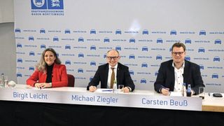 Schauen skeptisch auf 2024: Pressesprecherin Birgit Leicht, Präsident Michael Ziegler (M.) und Hauptgeschäftsführer Carsten Beuß. (Bild: Kfz-Gewerbe Baden-Württemberg)