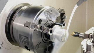 Damit möglichst wenig Kühlmittel von der Frontseite in den Spindelbereich gelangt, wurde die Außenform des Spannfutters inklusive der Spritzwasserkante neu gestaltet. (Röhm)