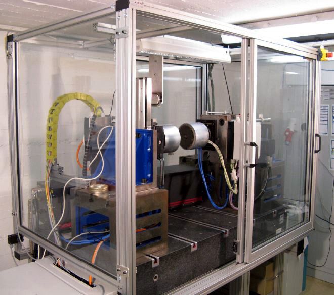 Das Foto zeigt den Versuchsaufbau des Fraunhofer-Instituts für Werkstoffmechanik zur Lasererwärmung von Glas für das nicht-isotherme Heißprägen. (Bild: Fraunhofer-Institut für Werkstoffmechanik IWM)