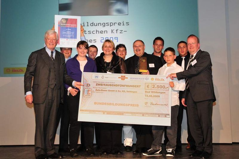 Mit ihr freute sich die ganze Familie Maurer und die Azubis. (Archiv: Vogel Business Media)