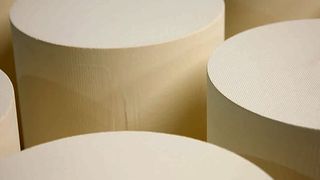 Der Vier-Wege-Katalysator besteht aus einem Keramikträger, der mit Edelmetallen beschichtet ist. (Foto: BASF)