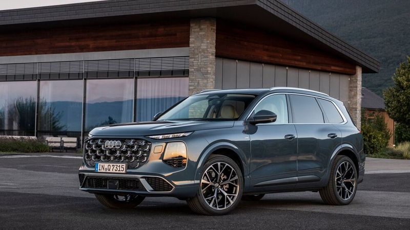Dank optionaler Allradlenkung bietet der Fünfmeter-Riese einen moderaten Wendekreis und fährt sich spürbar handlicher. (Bild: Audi)
