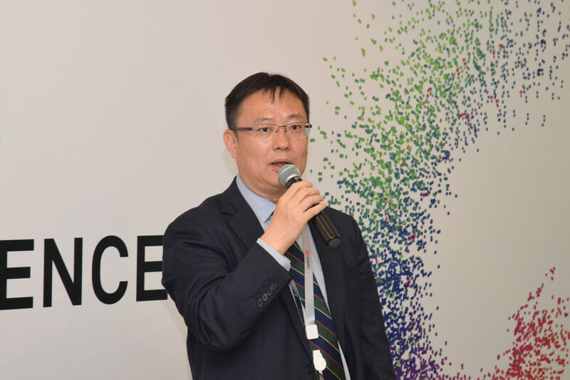 Bruno Zhang, Chef der Huawei Business Unit Cloud, versicherte, seine Firma werde mit dem eigenen Cloud-Angebot nicht auf ausländische Märkte drängen, sondern das Geschäft lieber mit Partnern machen. (Ludger Schmitz / CC BY 3.0)