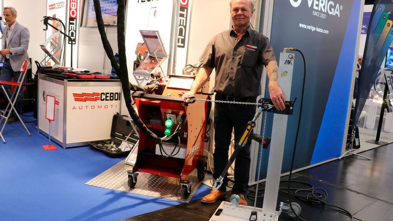 Mit dem neuen „Fast Puller“ können kleine Beschädigungen schnell und sehr präzise gedrückt oder gezogen werden, verspricht Geschäftsführer Stefan Kopietz von CEBO TECH. (Bild: Klasing)