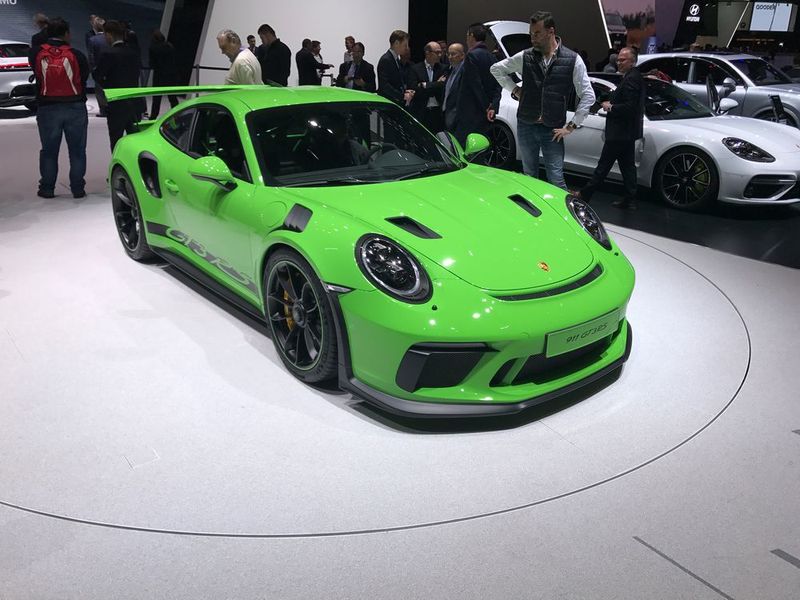 Der neue Porsche GT3 RS: Die direkte Ableitung von Porsches Markenpokalrenner darf noch frei saugen. (Christian Otto/Automobil Industrie)