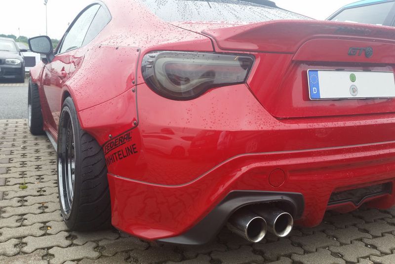 Breite Reifen machen optisch schon was her. Doch wenn sie nicht vom Radkasten bedeckt werden, sind sie eine Gefahr für andere Verkehrsteilnehmer durch aufgewirbelten Dreck oder Spritzwasser. (KÜS)