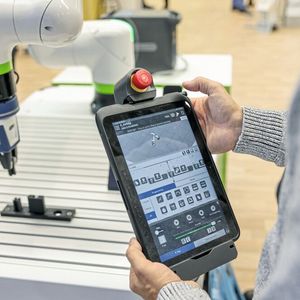 Ein kollaborativer Roboter wird per Tablet gesteuert.(Bild:  Landesmesse Stuttgart GmbH & Co. KG)