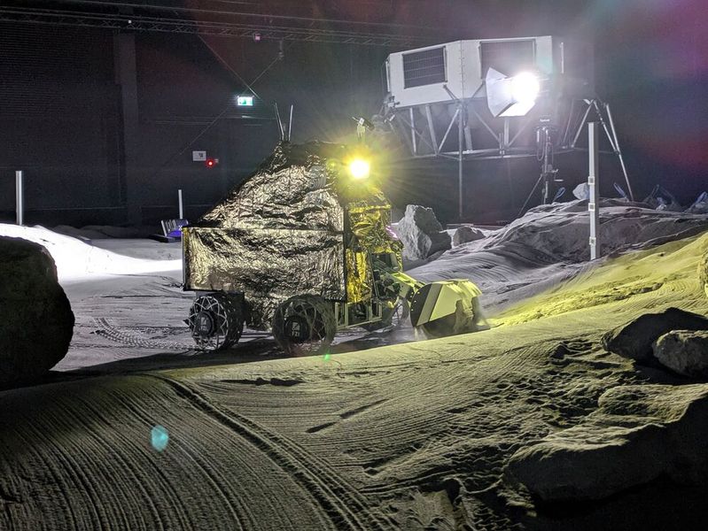 Der Feldtest für die autonomen Roboter fand Mitte Oktober im Mondzentrum „LUNA“ am DLR-Standort in Köln statt. (Bild: FZI)