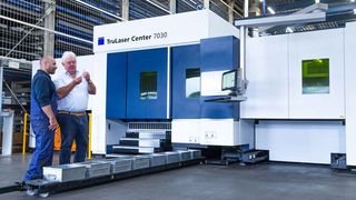 Die Trumpf Maschinen erledigen den kompletten Bearbeitungsprozess vom Beladen des Rohmaterials bis zum fertig absortierten Bauteil nahezu selbstständig. (Bild: Trumpf)