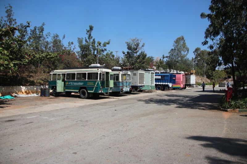 Die Stromversorgung in Indien funktioniert noch nicht zuverlässig. Daher hielt der Messeveranstalter Dieselaggregate zur Stromversorgung auf dem Messegelände bereit. (Bild: Fouhy)
