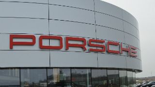 Der Umzug des Porsche-Zentrums Würzburg in die neue Immobilie erfolgte im November. Im Januar feiert der Standort Eröffnung. (Foto: Achter)