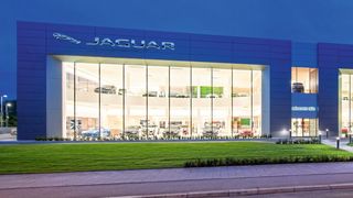 Gerade nachts offenbart sich die Größe der Statement Site. (Bild: Jaguar Land Rover Germany/Gudrun Muschalla)