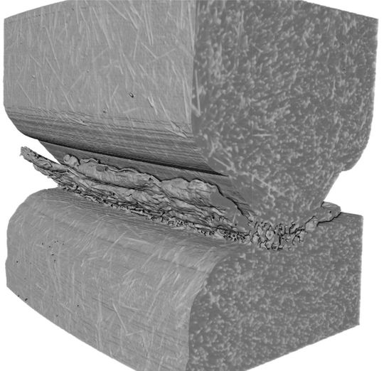 Ausschnitt der Schweißnaht von zwei faserverstärkten Prüfkörpern, die über das Ultraschallschweißverfahren gefügt wurden. Aufgezeichnet mittels Röntgen-Computertomographie am IKT.(Bild:  IKT)