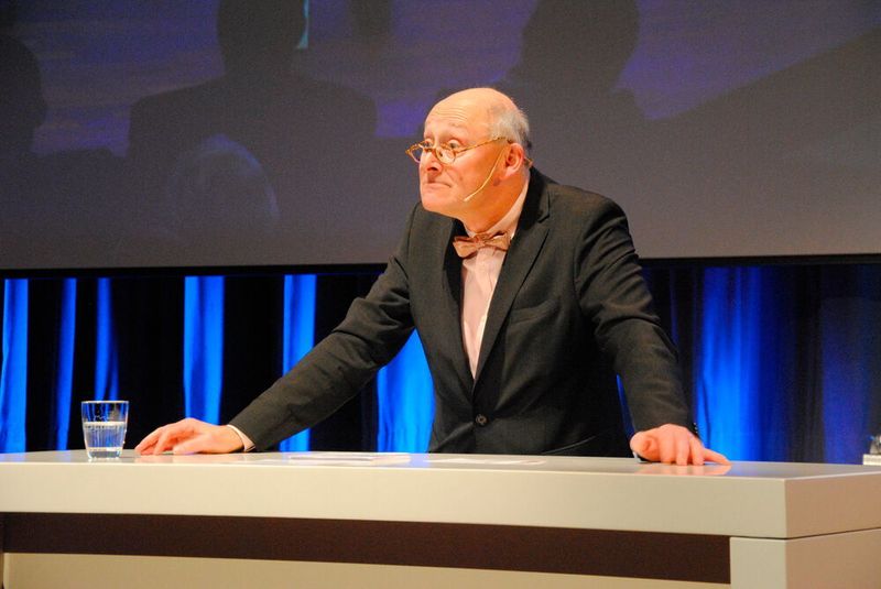 Langer Titel, große Show: Kommunikationsexperte Prof. Dr. Friedrich Bollinger (Bernhard Hellstern vom Scharlatan-Theater) sprach über die sozio-emotionale Kommunikationskompetenz im Kfz-Gewerbe und überhaupt.  (Christoph Baeuchle/»kfz-betrieb«)