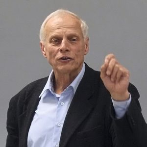 Der Umweltexperte Axel Friedrich kritisiert, dass die AU nicht den NOx-Ausstoß von Fahrzeugen überwacht.(Bild:  Zietz/»kfz-betrieb«)