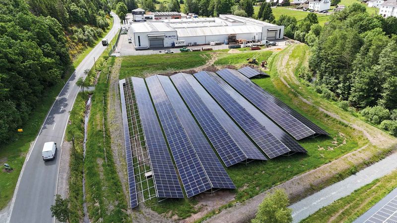 Energiesystem mit Freiflächen-PV und Batteriespeicher bei der M. Mütze GmbH Metallwarenfabrik in Medebach. (Bild:  Greenflash GmbH)