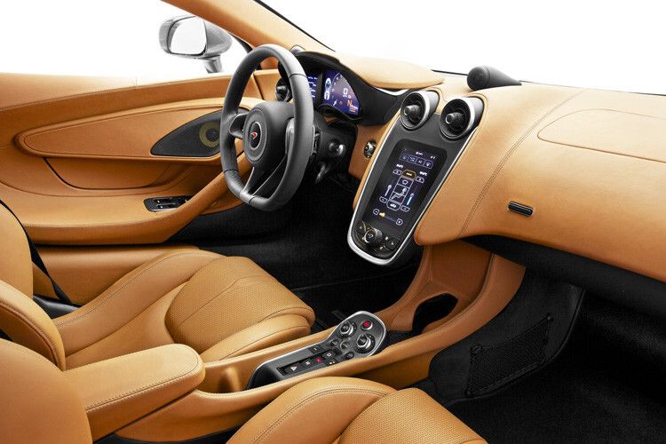 Fürs das Interieur bietet McLaren verschiedene Alcantara-, Leder- und Kohlefaser-Pakete an. Der sieben Zoll großer Touchscreen_monitor thront auf der schwebend wirkenden Mittelkonsole. (Foto: McLaren)