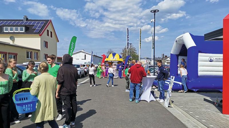 Auf der Straße der Mobilität stand neben der Information zur Eröffnung der Spaß für Groß und Klein im Mittelpunkt. (Bild: Autohaus Hermann)
