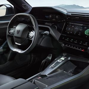 Bis zu 30 Assistenzsysteme lassen sich im neuen 408 ordern. Darunter sind Abstandsradar mit Stop-and-Go-Funktion, eine 180-Grad-Rückkamera oder ein Nachtsichtgerät.(Bild:  Stellantis)