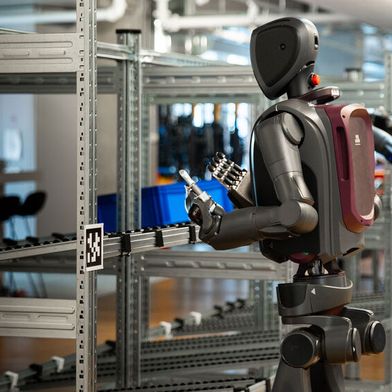 Ein koordinierter Arbeitsablauf zeigt, wie humanoide Roboter reale Lageraufgaben sicher und zuverlässig autonom ausführen können. (Bild: Mentee)