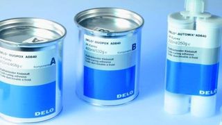 Der spannungsausgleichende Delo-Duopox AD840 härtet schon bei Raumtemperatur vollständig aus und zeichnet sich unter anderem durch seine sehr gute Haftung auf Metallen, Kunststoffen sowie glatten Oberflächen aus.  (Bild: Delo)