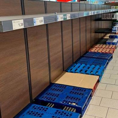 Gähnend leere Regale kennzeichneten die Corona-Krise, was nicht nur für den Einzelhandel galt. Auch danach klagte die Industrie weitgehend über Probleme bei der Materialbeschaffung – bis jetzt! Denn das Ifo-Institut kann freudig verkünden, dass die Lage sich wohl entspannt ... (Bild: Konsumchecker)