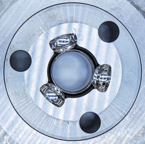 Trispher-Scheibe: Das Kaltfliesspressteil (links) wird in Lenksystemen benötigt. Zum Umformwerkzeug gehört eine formgebende Matrize (rechts). (Bild: WTZ Thyssenkrupp Presta)