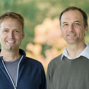 Prof. Dr. Tobias Glasmachers (links) und Prof. Dr. Laurenz Wiskott suchen am Institut für Neuroinformatik gemeinsam innovative Wege zur künstlichen Intelligenz.(Bild:  Roberto Schirdewahn)