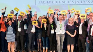 Zum Abschluss der Preisverleihung kommen alle Sieger der elf Kategorien des Awards „Fachmdium des Jahres 2017“ sowie die drei Erstplatzierten des Awards „Fachjournalist des Jahres 2017“ zusammen. (Fernando Baptista / Deutsche Fachpresse)