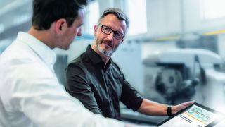 Pilz startet Dienstleistungsangebot Industrial Security Consulting Service und unterstützt Unternehmen dabei, ihre Maschinen und Anlagen sicher zu machen.  (Bild: Westend61/Getty Images und Pilz)