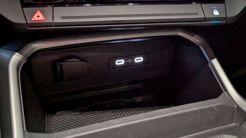 Wie ungemein praktisch die beleuchteten USB-Ports im Dacia sind, ... (Bild: Rosenow – VCG)