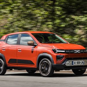 Beim „Extreme“-Modell kommen zusätzliche Karosserie-Planken und Zierspangen hinzu, wer will, rundet den Auftritt mit dem optionalen Dachträger (260 Euro) ab.(Bild:  Dacia)