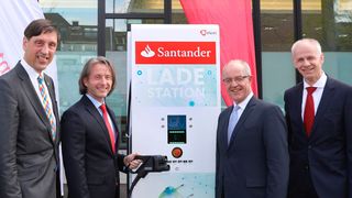 Neue Ladestation in Mönchengladbach: (v.li.) Norbert Verweyen (Bereichsleiter Effizienz bei innogy) , Thomas Hanswillemenke (Vorstand Mobilität der Santander Consumer Bank), Hans Wilhelm Reiners (Oberbürgermeister Mönchengladbachs) sowie Ulrich Leuschner, (Vorstandsvorsitzender der Santander Consumer Bank).  (Ilgner/Santander)