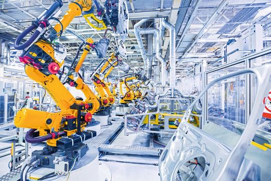 Etwa 60 Prozent ller industriellen Roboteranlagen sind Knickarmroboter. Typische Einsatzgebiete sind in der Automabilindustrie, beim Schweissen, Lackieren oder in der Montage.(Bild:  nataliyahora.com)