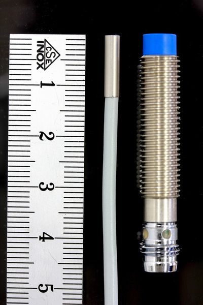 In kompakten Applikationen mit beengten Einbauverhältnissen, wo Standardsensorik aus Platzgründen nicht eingebaut werden kann, bietet der 12 mm kurze Miniatur-Schalter mit 1 mm Schaltabstand einen großen Nutzen. (Bild: Contrinex)