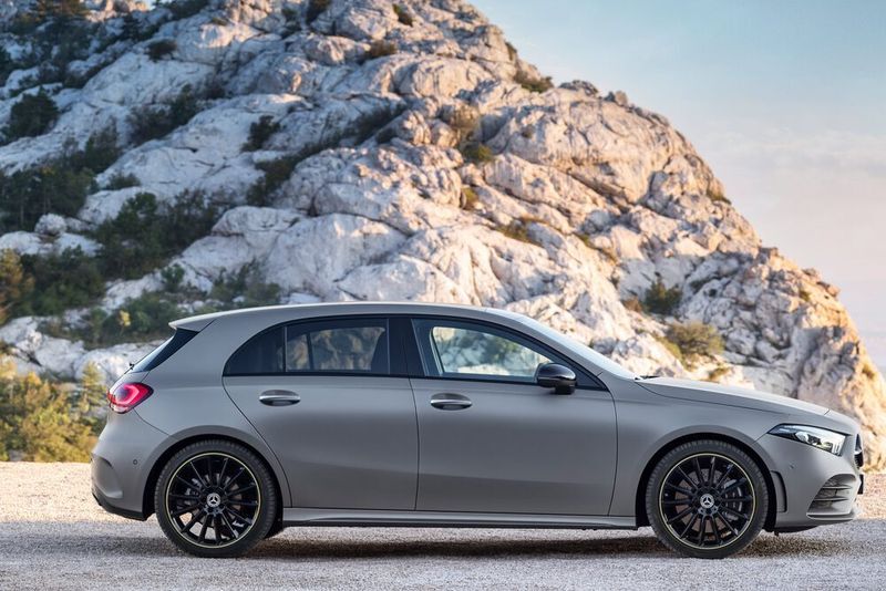 Zum Marktstart hatte der Kunde die Auswahl unter zwei Benzinern ...   (Daimler)