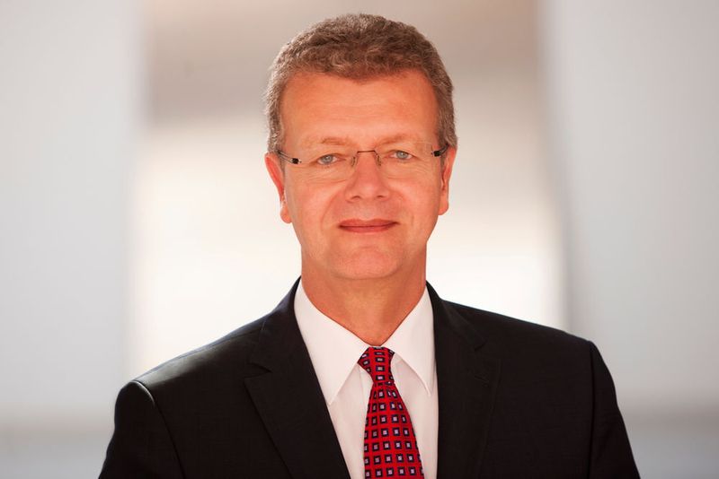 „Wenn wir als Branche weiter wachsen wollen, brauchen wir eine besonnene Tarifpolitik. Eine einmalige Boom-Phase können wir unter anderem mit Einmalzahlungen honorieren. Dann sind wir besser aufgestellt, sobald der Weg wieder steiniger wird. Nachholbedarf gibt es jedenfalls nicht: In der Chemie verdient ein Tarifmitarbeiter in Vollzeit schon heute im Schnitt über 59.000 Euro im Jahr. Zudem können auch die Unternehmen den Euro nur einmal ausgeben. Wer, wie die IG BCE, die Rückkehr zur Parität in der gesetzlichen Krankenversicherung und höhere Renten fordert, steigert damit die Personalkosten für die Unternehmen. Dann muss man auch akzeptieren, dass weniger Geld für Tariferhöhungen zur Verfügung steht“, so BAVC-Hauptgeschäftsführer Klaus-Peter Stiller. (BAVC)