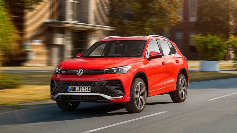 Die Frontpartie wurde an die ID-Flotte angepasst. In den schmaleren Scheinwerfern gibt es auf Wunsch auch das sogenannte anpassungsfähige „IQ-Light“ mit HD-Matrixscheinwerfern. (Bild: VW)