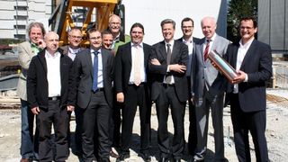 Weltbild-Logistik-Chef Karl Strüning mit der Zeitkapsel, die Weltbild-Geschäftsführer Carel Halff, Dr. Klaus Driever und Dr. Martin Beer, Bernhard Waldmann (Geiger Bau), Olaf Küstner (Elektrotechnik), Harald Brückel (Geiger), Dr. Mirko Wilhelm (Weltbild), Rudolf Reisch (Statiker), Werner Steininger (TGW) und Architekt Peter Kögl (von rechts). (Bild: Weltbild)