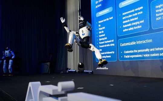 Einen dynamischen Auftritt legten die Humanoiden bei der Vorstellung von Agibot und Mith auf die Bühne(Bild:  Agibot/Minth)