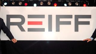 Hubert Reiff (links) und Alec Reiff zeigen das neue Logo.  (Reiff)