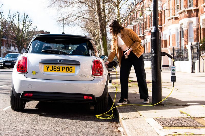 Wer in der Nähe der Laterne einen Parkplatz findet, kann laden. Die Abrechnung erfolgt über den Dienstleister Ubitricity. (Bild: Siemens)